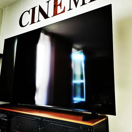 Proche De Centre, Cinéma Rénové Avec Parking Gratuit *