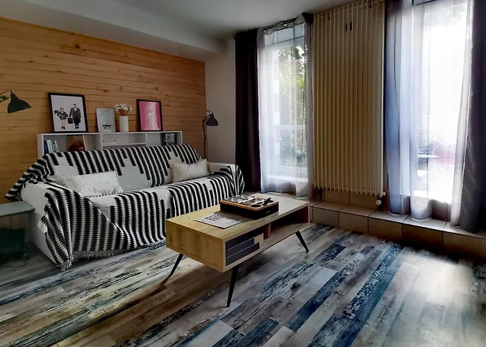 Proche De Centre, Cinema Renove Avec Parking Gratuit *